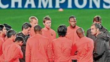 <b>CHARLA. </b>Guardiola se dirige a sus jugadores en el entrenamiento de ayer en Lisboa.