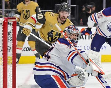 El T-Mobile Arena de Las Vegas vibró con el partido de la NHL entre Las Vegas Golden Knights y Edmonton Oilers.
El resultado final fue 7-4 para Edmonton, aunque Las Vegas dispuso de claras ocasiones para marcar, como esta
en la que el portero Stuart Skinner y Chandler Stephenson observan un disco que dio en el poste y salió rebotado. 