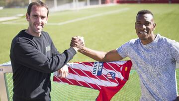 Diego God&iacute;n y Luis Perea posan con la camiseta del Atl&eacute;tico de Madrid. 