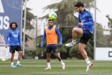 Rodrygo, de fondo, entrenando hoy con el grupo.