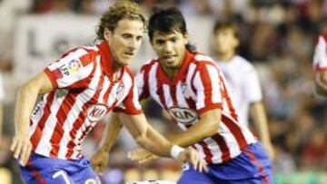 <b>ESTANCADOS. </b>Agüero y Forlán en el inicio de una jugada de ataque en Mestalla.