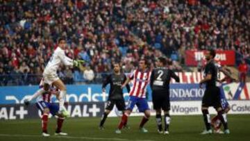 Un momento del partido de ayer en el Calderón.