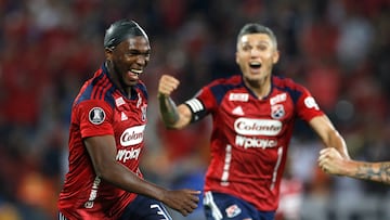 AMDEP527. MEDELLÍN (COLOMBIA), 04/04/2023.- Víctor Moreno (i) de Medellín celebra un gol hoy, en un partido de la fase de grupos de la Copa Libertadores entre Deportivo Independiente Medellín (DIM) e Internacional en el estadio Atanasio Girardot en Medellín (Colombia). EFE/ Luis Eduardo Noriega A.
