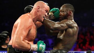 Tyson Fury golpea a Deontay Wilder durante su pelea por el t&iacute;tulo de los pesos pesados de la WBC en el The Grand Garden Arena en el MGM Grand, de Las Vegas en febrero de 2020.