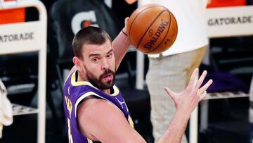 Los Angeles (United States), 01/05/2021.- Los Angeles Lakers center Marc Gasol (top) passes to Los Angeles Lakers forward LeBron James (bottom) during the first quarter of the NBA basketball game between the Sacramento Kings and the Los Angeles Lakers at the Staples Center in Los Angeles, California, USA, 30 April 2021. (Baloncesto, Estados Unidos) EFE/EPA/ETIENNE LAURENT SHUTTERSTOCK OUT