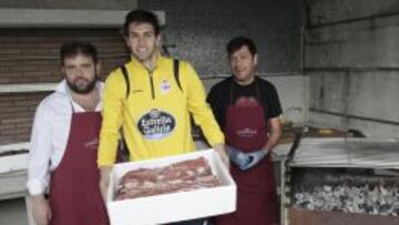 Germán Lux preparando un asado.