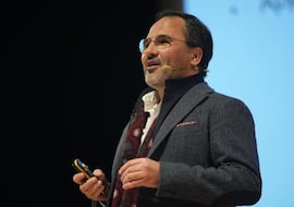 Tomás Navarro, psicólogo: “Usa la técnica del bocadillo para acabar con las discusiones épicas de Nochevieja”