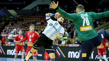 Malmo (Sweden), 21/01/2023.- Goalkeeper Dragan Pechmalbec (R) of Serbia and Lucas Dario Mosceriello (L) of Argentina in action during the IHF Men's World Championship handball match, Main Round group 4, between Bahrain and Egypt, in Malmo, Sweden, 21 January 2023. (Balonmano, Bahrein, Egipto, Suecia) EFE/EPA/Andreas Hillergren SWEDEN OUT
