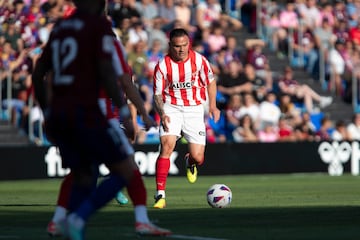 El jugador canario desató un tsunami en La Mareona que estaba en el Nuevo Pepico Amat. Salió en la segunda parte y dio el empujón que necesitaba el equipo. Su gol, con la ayuda del portero del Eldense Guille Vallejo, ilusiona a Gijón.
