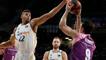 MADRID (ESPAÑA), 26/11/2023.- El pívot caboverdiano del Real Madrid Walter Tavares (i), intenta taponar a Nacho Llovet (d) alero del MoraBanc Andorra durante el partido correspondiente a la jornada 11 de la Liga Endesa que ambos clubes disputan este domingo en el WiZink Center de Madrid. EFE/ Juan Carlos Hidalgo