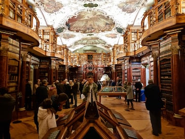 La Biblioteca de la Abadía de San Galo (Stiftsbibliothek St. Gallen) en Suiza es una de las bibliotecas monásticas medievales más antiguas e importantes del mundo. Fue fundada en el siglo VIII por San Otmar, el primer abad de la Abadía de San Galo. A pesar de sus orígenes medievales, la sala de la biblioteca actual fue diseñada y construida entre 1758 y 1767 por el arquitecto suizo Peter Thumb en el suntuoso estilo Rococó. Alberga alrededor de 170.000 volúmenes.