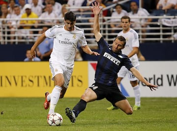 Uno de los canteranos más relevantes en la historia del Real Madrid. Después de pasar tres años en el Castilla, un joven Morata de 21 años se dejaba ver por el primer equipo en la gira por Estados Unidos. Carlo Ancelotti apenas le dio media hora en el primer duelo, y otros cinco minutos en la final contra el Chelsea. Ese mismo año cuenta con la confianza de Ancelotti y disputó hasta 34 partidos. Anotó 9 tantos y, al año siguiente, el último de la primera etapa del italiano, llegó a 15 dianas. Como curiosidad, ha movido en traspasos casi 190 millones de euros.