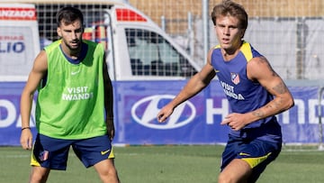 Baena y Barrios, en un entrenamiento del Atlético.
