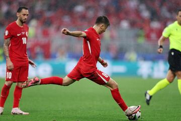 2-1, minuto 66. Arda Güler se acomoda el balón a su pierna izquierda en la frontal del área y suelta un cañonazo a la escuadra derecha del portero de Georgia, Giorgi Mamadarshvili.