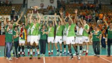 Los jugadores del Unicaja Almer&iacute;a celebran su victoria ante el CAI Teruel y el t&iacute;tulo de Liga.