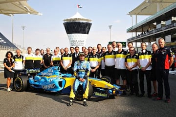 Fernando Alonso, con los integrantes de su equipo en 2005 y 2006.