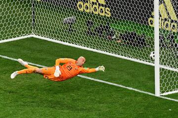 Willy Caballero had no chance of stopping Luka Modric's shot