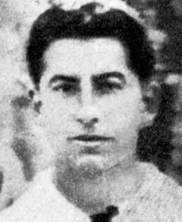 Arturo "Car'e Cacho" Torres dirigió a Colo Colo en 1937 (como DT-jugador) y 1944, siendo campeón invicto el primer año. En 1944 salió de la banca antes de lograr el título, obtenido con Luis Tirado. En 33 partidos, ganó 62,63% de los puntos.