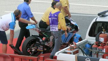 La moto de Luis Salom al ser retirada del circuito.