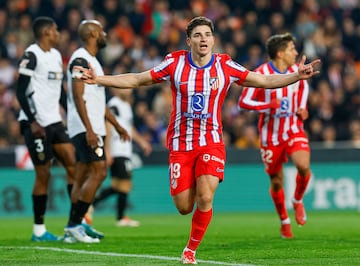 Julin Alvarez celebra uno de sus dos goles al Valencia. 