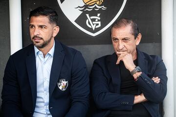 Emiliano Díaz (a la izquierda) es hijo de Ramón (a la derecha) y uno de los técnicos de Vasco da Gama. El argentino no escatimó elogios para Pablo Galdames tras la goleada 4-0 sobre Portuguesa por el Campeonato Carioca 2024.