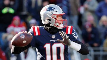 FOXBOROUGH, MASSACHUSETTS - DECEMBER 24: Mac Jones #10 of the New England Patriots attempts a pass during the first quarter against the Cincinnati Bengals at Gillette Stadium on December 24, 2022 in Foxborough, Massachusetts.   Winslow Townson/Getty Images/AFP (Photo by Winslow Townson / GETTY IMAGES NORTH AMERICA / Getty Images via AFP)