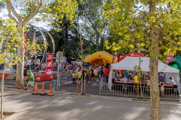 AS celebró la última etapa de La Vuelta 2024 con varias actividades en la ‘fan zone’. El público pudo montarse en un looping o participar en una competición de bicicletas estáticas y  poner a prueba sus conocimientos sobre La Vuelta con un juego de preguntas.