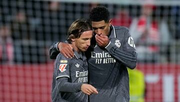 GIRONA, 07/12/2024.- El centrocampista del Real Madrid Jude Bellingham (d) celebra con Modric su gol, primero del equipo blanco, durante el partido de la jornada 19 de LaLiga que Girona FC y Real Madrid disputan este sábado en el estadio Montilivi, en Girona. EFE/Siu Wu