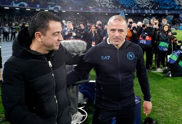 Xavi Hernández y Francesco Calzona, entrenadores del Barcelona y Nápoles respectivamente.