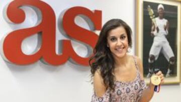 POSA CON LA MEDALLA DE ORO. Carolina Marín visitó AS tras coronarse a nivel mundial.