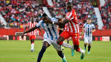 El delantero de la Real Sociedad Sadiq Umar disputa un balón con el defensa de la UD Almería Houboulang Mendes.