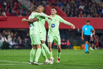 1-4. Frenkie de Jong celebra el cuarto tanto que anota en el minuto 70 de partido con Raphinha y Pedri.