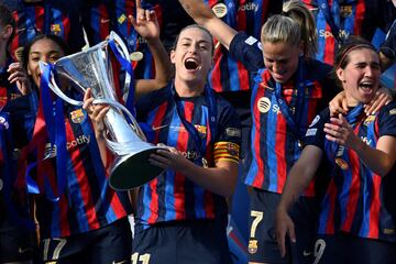 Alexia Putellas con el trofeo de la Champions.