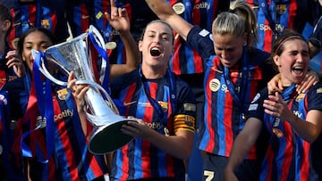 Alexia Putellas con el trofeo de la Champions.