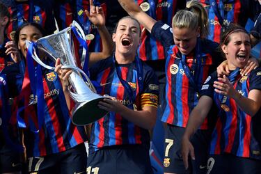 Alexia Putellas con el trofeo de la Champions.