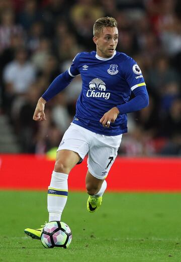 El jugador catal¨¢n se form¨® en las categor¨ªas inferiores del Barcelona. Debut¨® con el primer equipo la temporada 2011-12. Estar¨ªa una temporada m¨¢s como blaugrana antes de irse al Everton (2013-14, 2015-16 y 2016-17) al Sevilla (2014-15) y Milan (2016-17). Volver¨ªa al Barcelona para una ¨²nica temporada (2017-18).