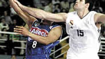 <b>A BRAZO PARTIDO.</b> Garnett, en ataque, e Iturbe, con su defensa a Jiménez, son dos piezas claves de la serie.