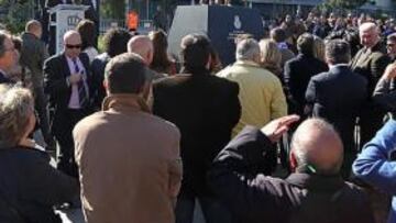 <b>MOMENTO EMOTIVO. </b>Alberto Ariza lee su discurso una vez se inauguró la estatua de la afición, que ya luce en la parte de Cornellà.