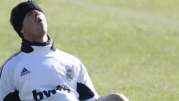 El centrocampista del Real Madrid José María Gutiérrez "Guti" sufrió hoy un golpe en el tobillo izquierdo durante el entrenamiento del equipo en Valdebebas y está a la espera de unas pruebas complementarias para confirmar el alcance de su lesión.