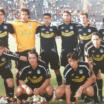 Enzo Vera, el cuarto de izquierda a derecha en la parte de arriba, rememoró sus años junto a Bravo en Colo Colo.