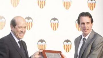 Emery recibe la insignia oro y brillantes del Valencia