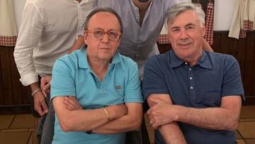 El doctor Danilo Manari, sentado junto a Carlo Ancelotti, en una foto subida por el cardi&oacute;logo a su p&aacute;gina de Facebook.