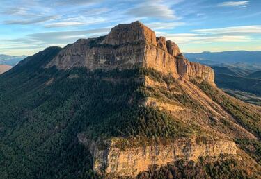 La ruta de la Peña Oroel nos permitirá no tener una buena condición física para disfrutar de unas vistas envidiables de Los Pirineos. Se inicia desde el Parador de Oroel, donde se dice que comenzó la reconquista de Aragón, y partiendo hacia la 'Senda de los Lobos'. 