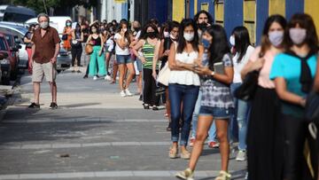 Cola para recibir la vacunaci&oacute;n en Buenos Aires
 CONTACTOPHOTO
 21/03/2021