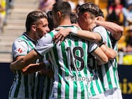 Los jugadores del Córdoba celebran un gol en Cádiz