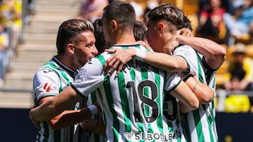 Los jugadores del Córdoba celebran un gol en Cádiz