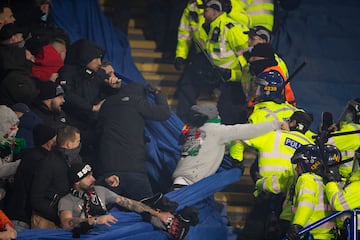 Pelea de los ultras del Legia de Varsovia con la policía inglesa en su partido de 2021 de Europa League ante el Leicester.