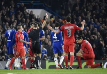 El árbitro Bjorn Kuipers expulsó a Zlatan Ibrahimovic.