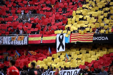 Lazos negros en las gradas de Mestalla.