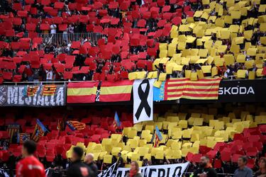 Lazos negros en las gradas de Mestalla.